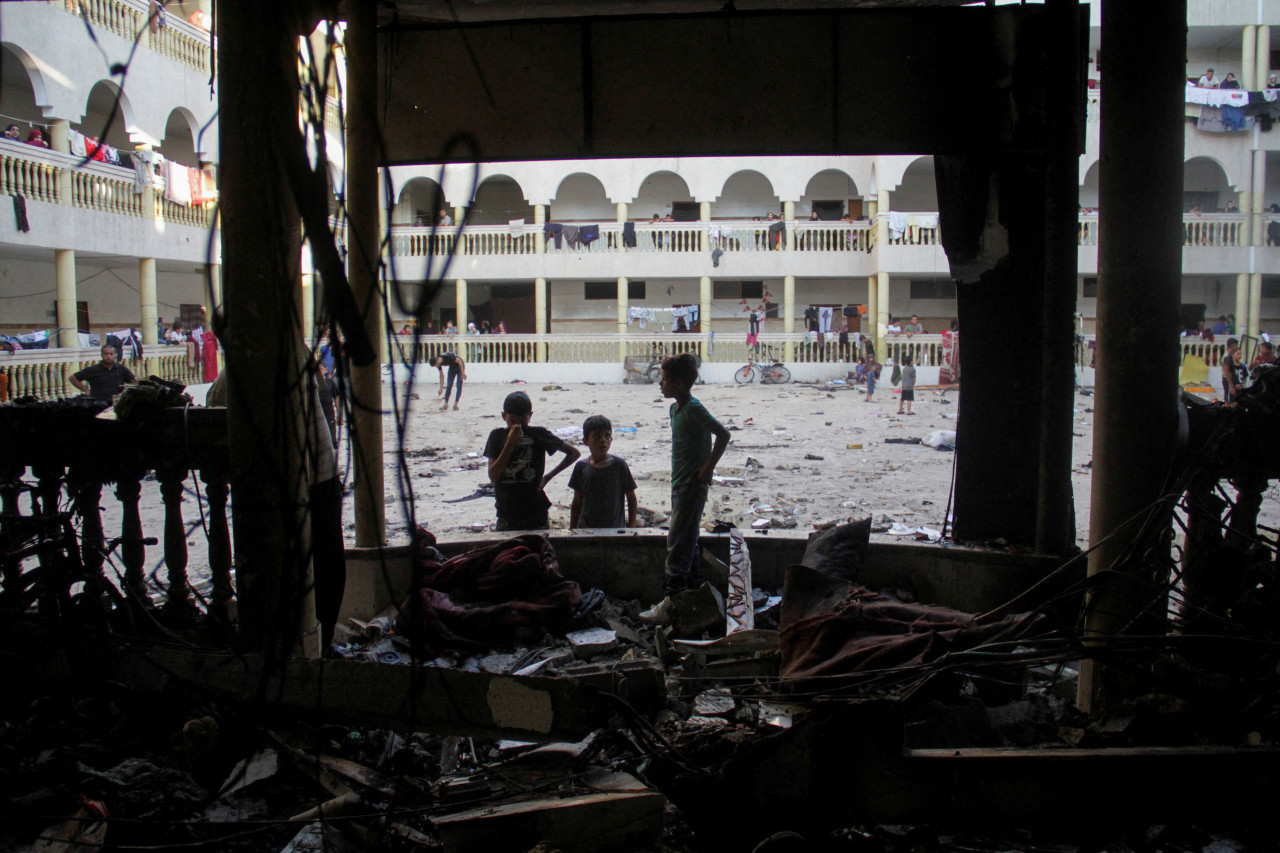 Ataque de Israel sobre una escuela de Gaza. Foto: REUTERS.