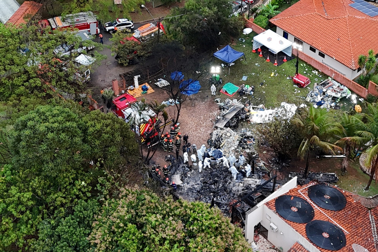 Autoridades trabajan en la zona del accidente aéreo en San Pablo, Brasil. Foto: Reuters