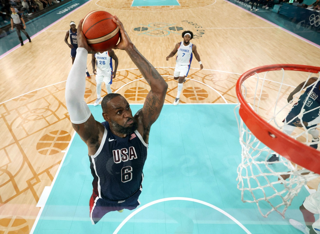 LeBron James; Estados Unidos ganó el oro en básquet en los Juegos Olímpicos. Foto: Reuters