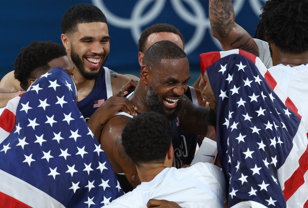 LeBron James; Estados Unidos ganó el oro en básquet en los Juegos Olímpicos. Foto: Reuters