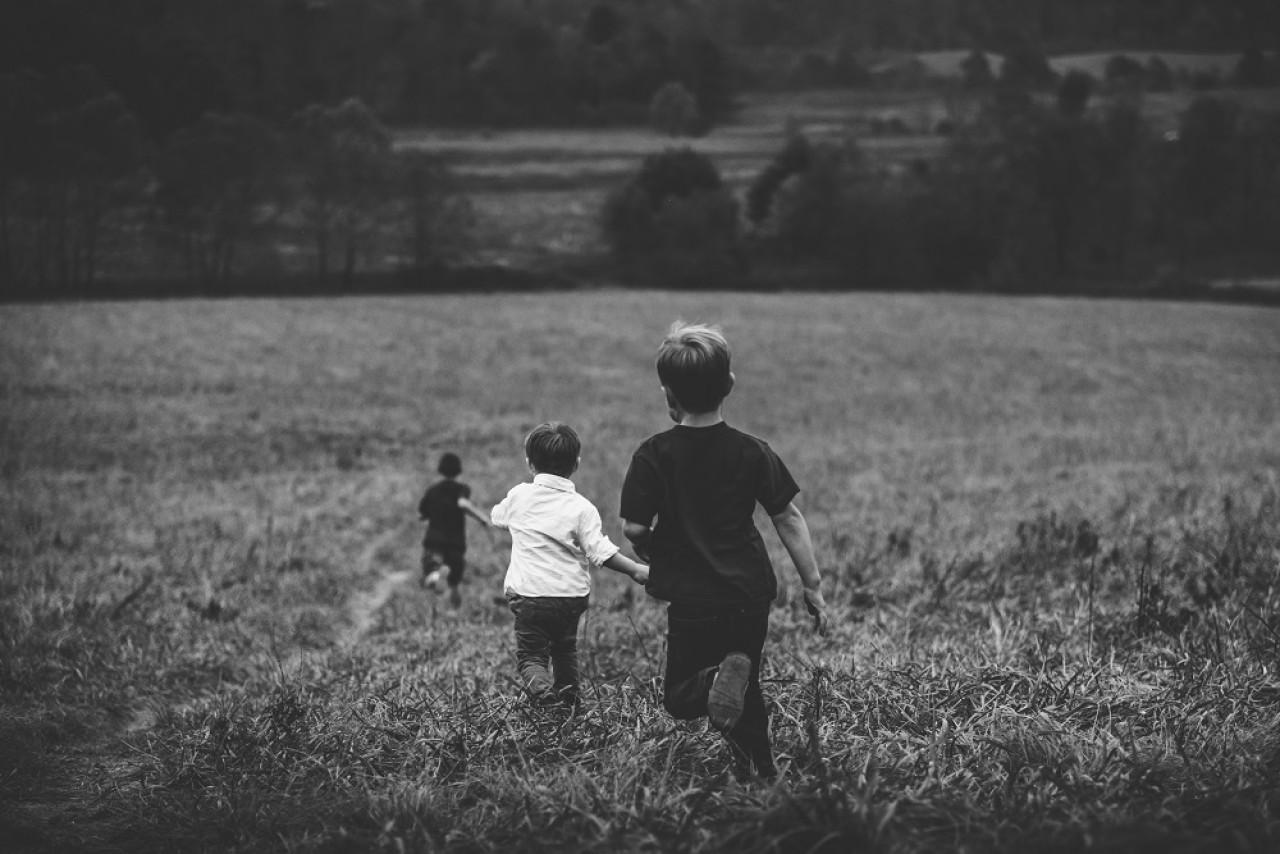 Hermanos, familia. Foto: Unsplash.