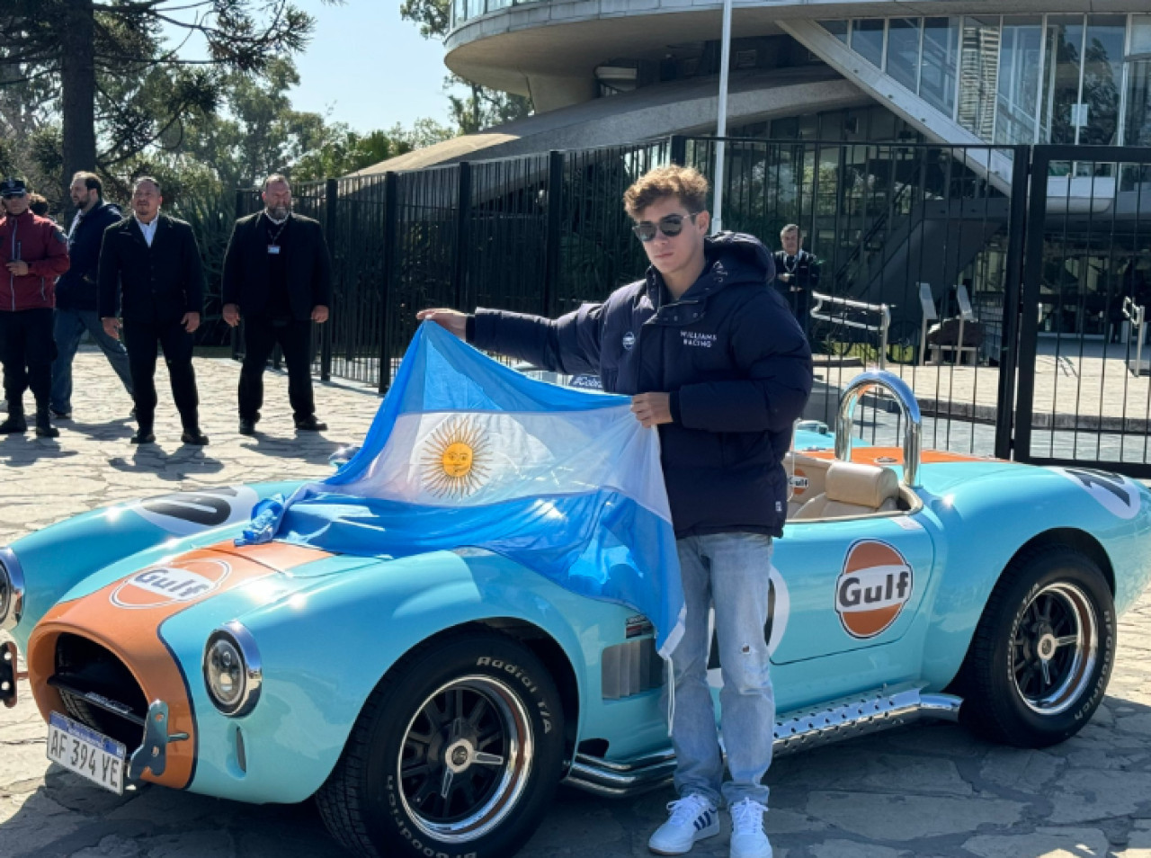 Franco Colapinto con la bandera argentina y el Cobra Motorsport. Foto: X.