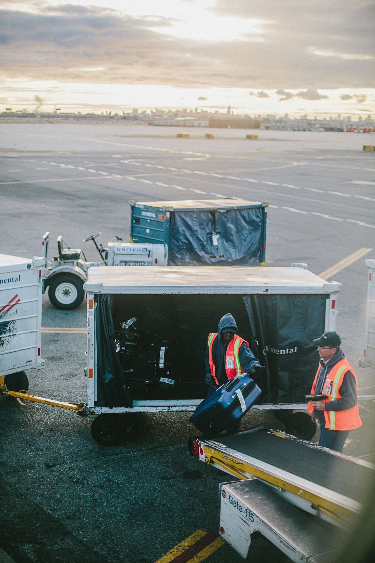 Valijas, equipaje, aeropuerto. Foto Unsplash.