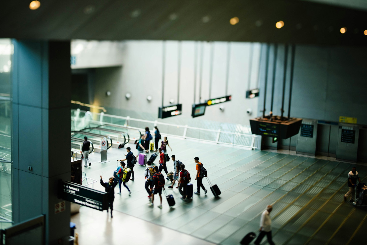 Valijas, equipaje, aeropuerto. Foto Unsplash.