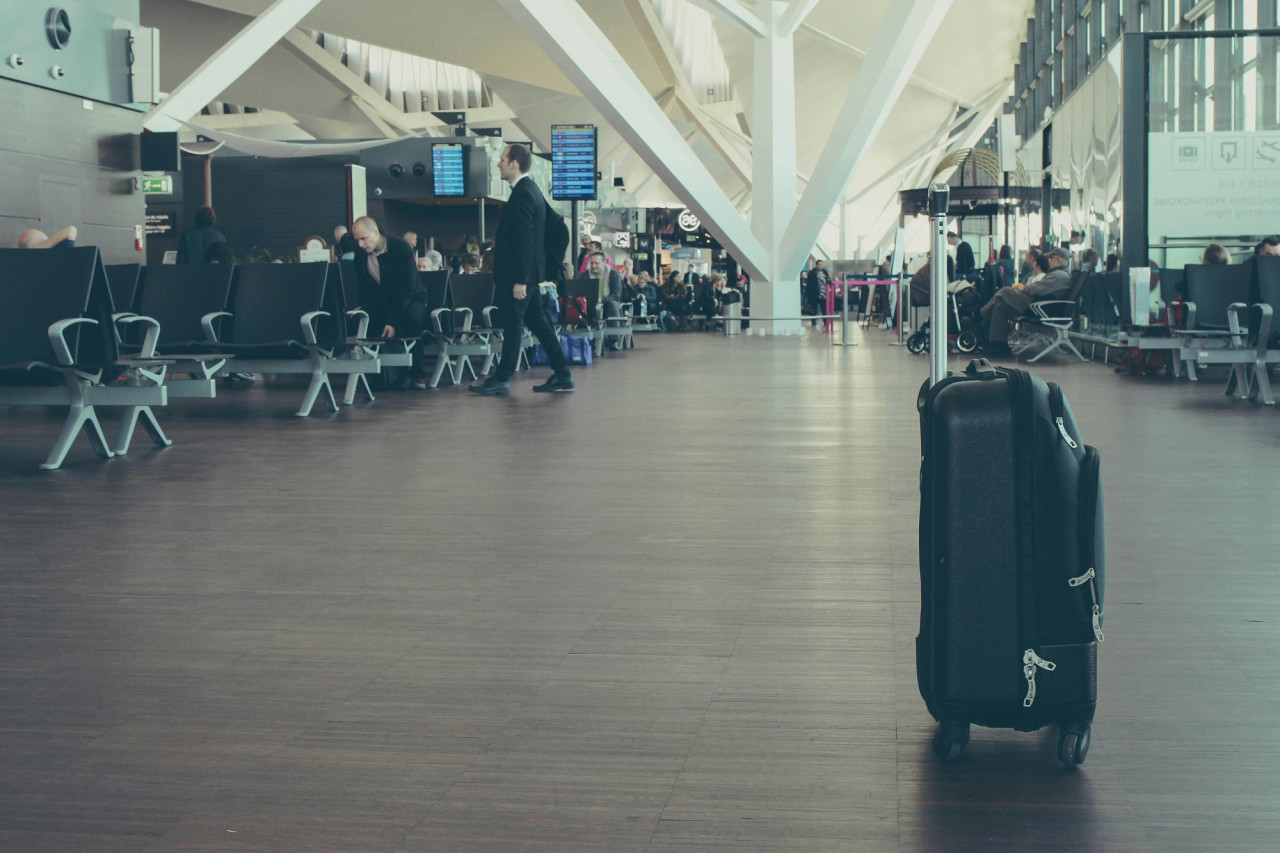 Valijas, equipaje, aeropuerto. Foto Unsplash.