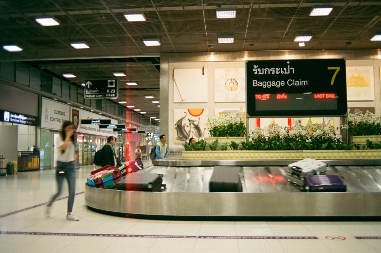 Valijas, equipaje, aeropuerto. Foto Unsplash.