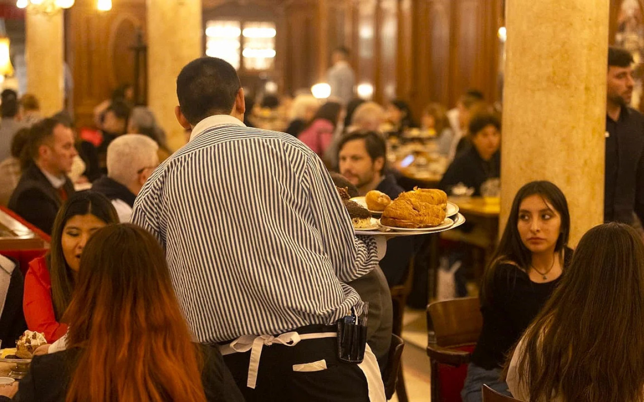 La gastronomía, uno de los rubros que empezará a recibir propinas electrónicas. Foto: NA.