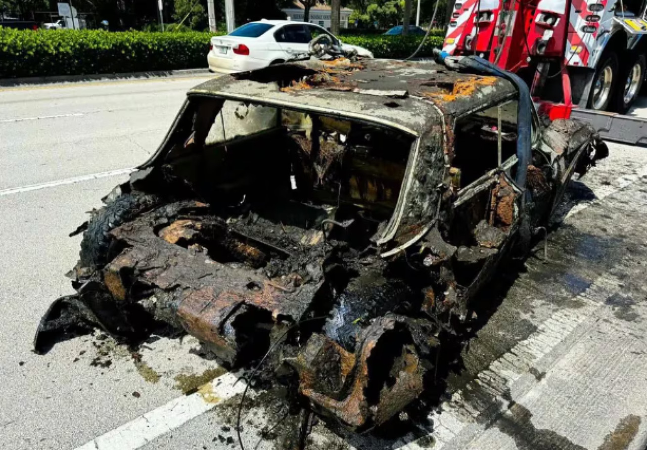 Hallazgo de cadáveres en un auto sumergido en Estados Unidos. Foto: @JoelF Oficial.