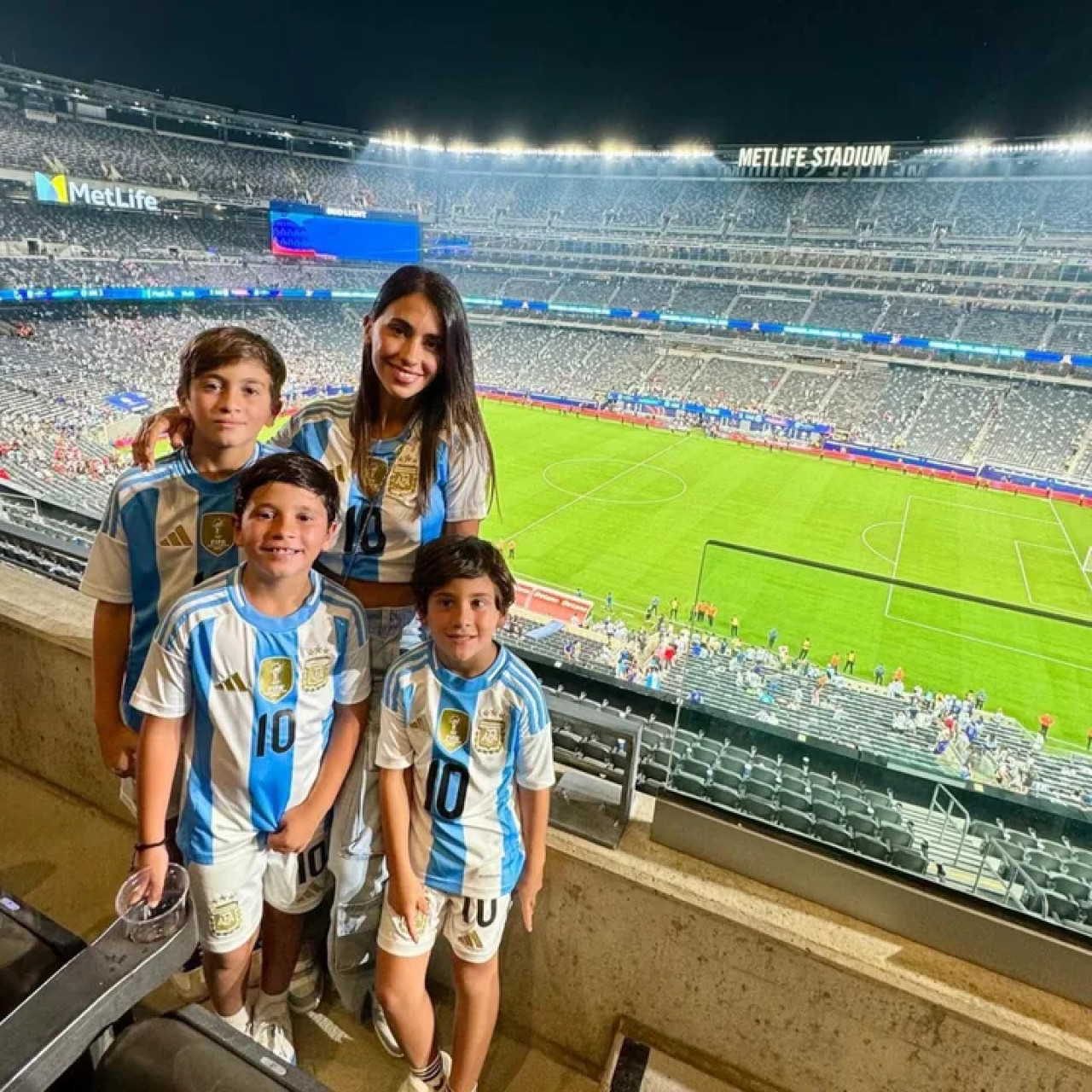 Antonela Roccuzzo alentó a Lionel Messi en todos los partidos. Foto: Instagram.