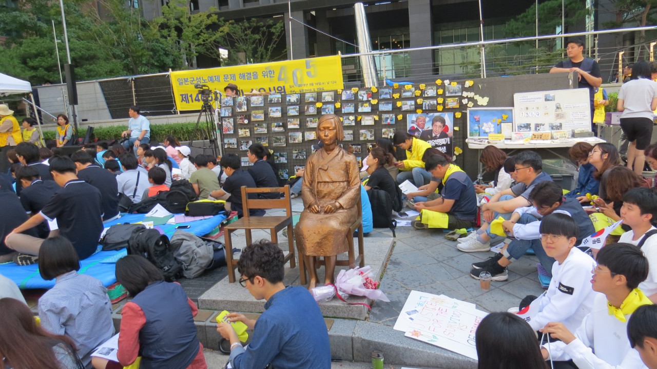 Todos los miércoles a las 12 del mediodía víctimas junto a la ONG Consejo Coreano se manifiestan frente a la Embajada de Japón en Seúl para pedir justicia. Muchos jóvenes participan de la demostración pacífica. Foto de autora.