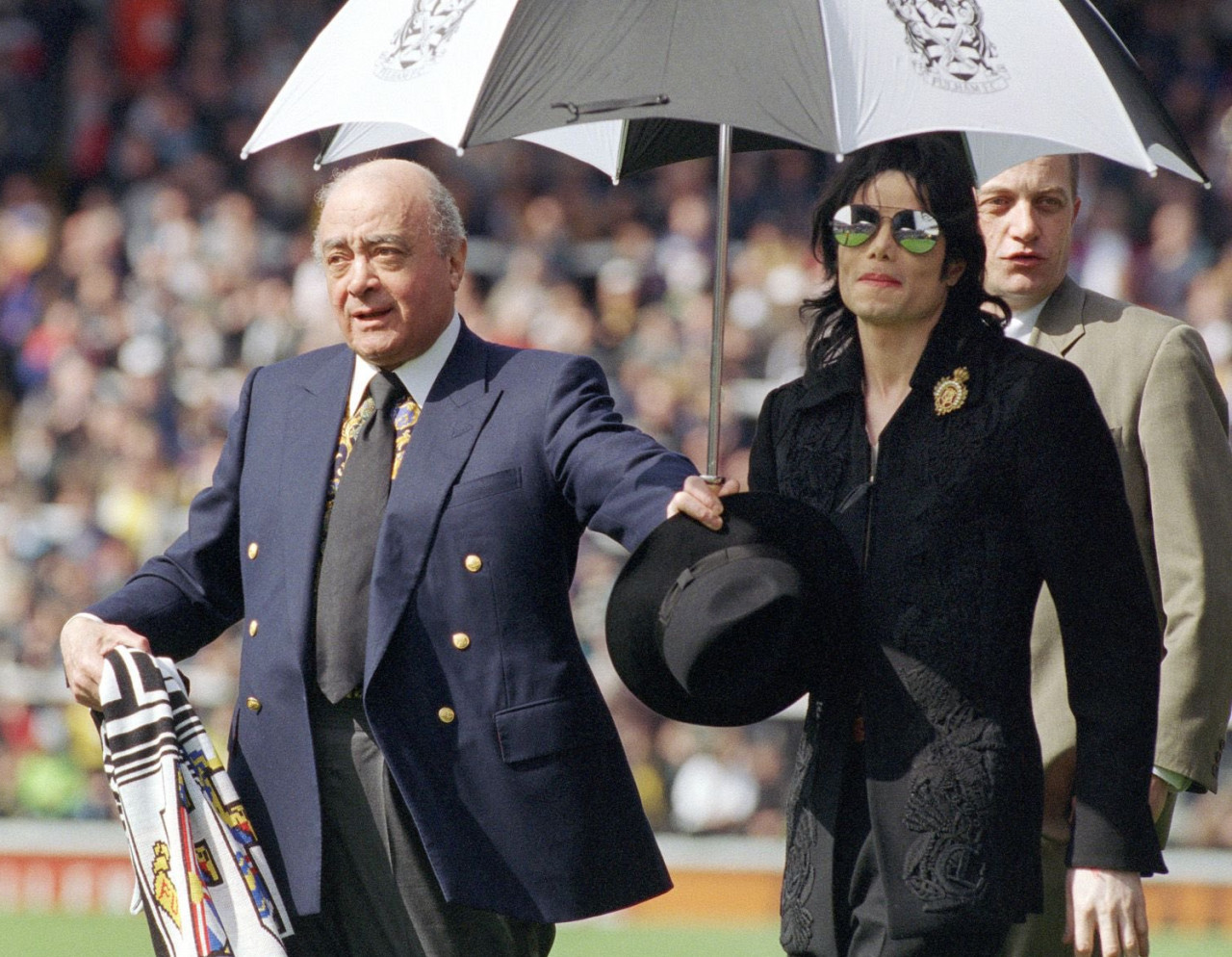 Mohamed Al-Fayed y Michael Jackson en el estadio del Fulham. Foto: X