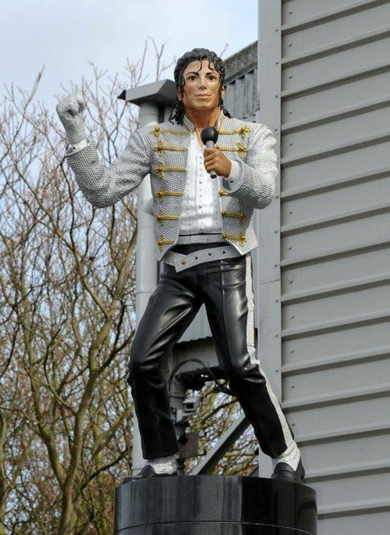 La estatua de Michael Jackson en el estadio del Fulham. Foto: X