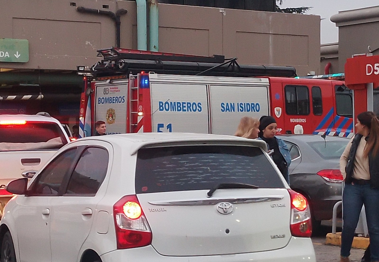 Los Bomberos trabajan en el Unicenter. Foto: X