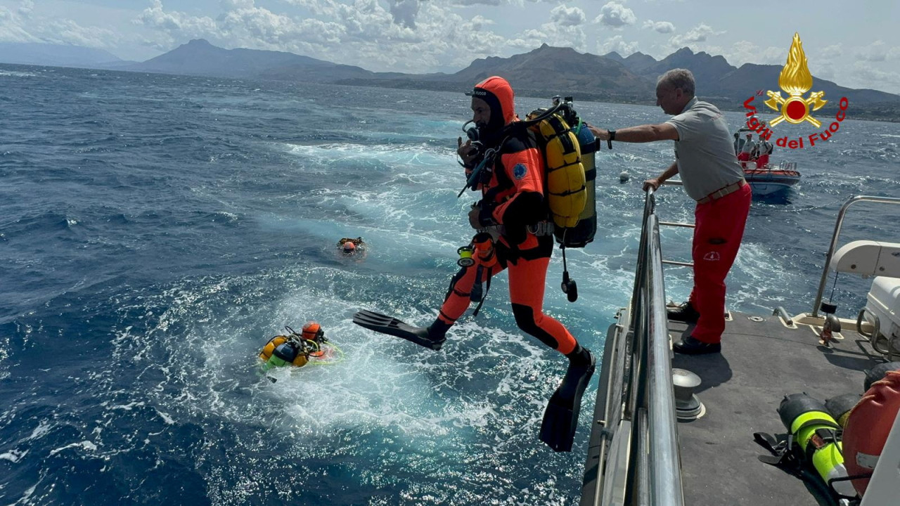 Los servicios de emergencia trabajan frente a la costa de Porticello. Foto: Reuters