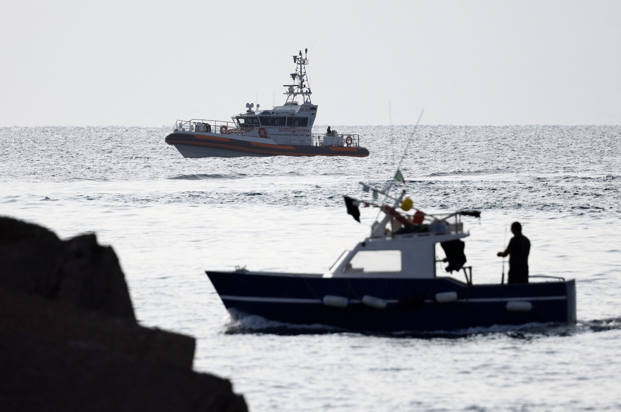 Continúa la búsqueda de los desaparecidos en el naufragio en Italia. Foto: Reuters