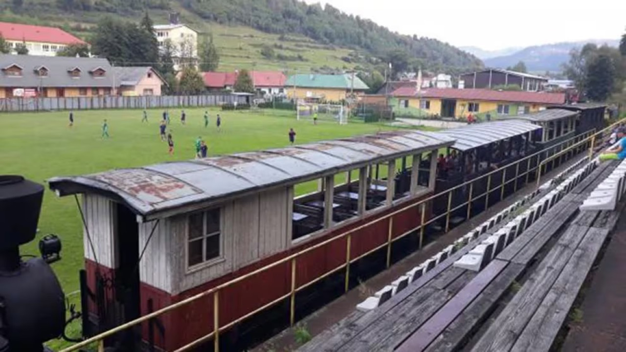 El tren que pasa por el estadio del club TJ Tatran Čierny Balog, de Eslovaquia. Foto: captura de pantalla.