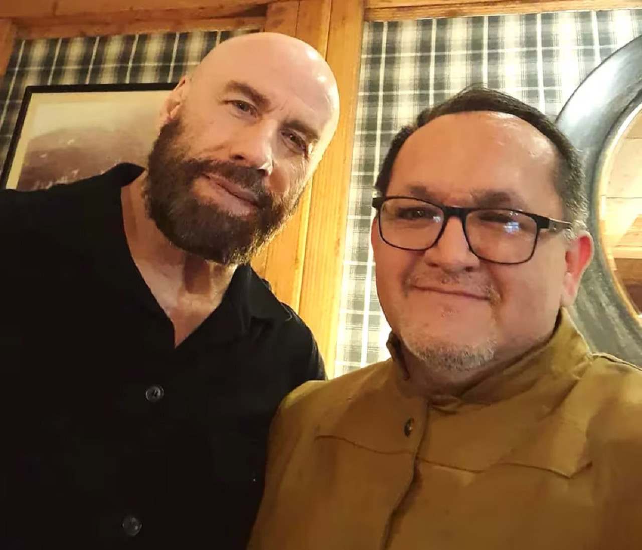 John Travolta se sacó una foto junto a un fan en Bariloche. Foto: Facebook / Guido Wilson Cáceres Acevedo.