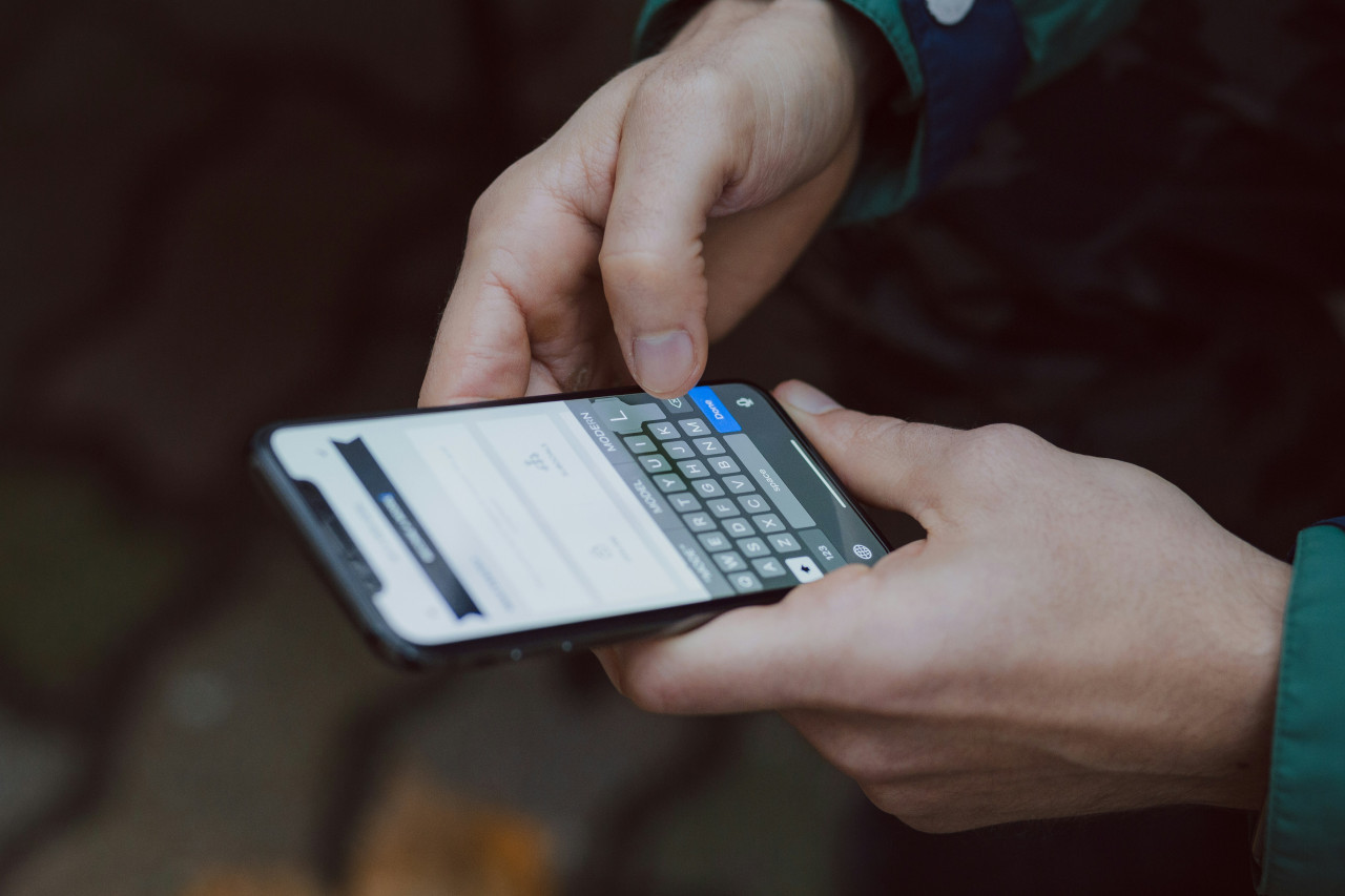 Celular, estafas, ciberseguridad. Fuente: Pexels.