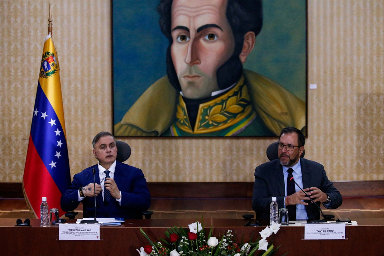 Tarek William Saab (izquierda) e Yván Gil (derecha); Venezuela. Foto: Reuters.