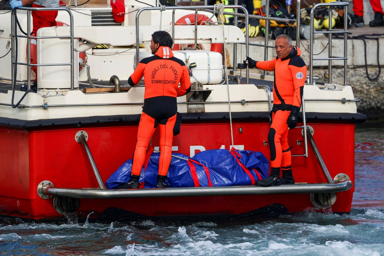 El cadáver de una víctima del yate hundido en Porticello, Italia. Foto: Reuters.