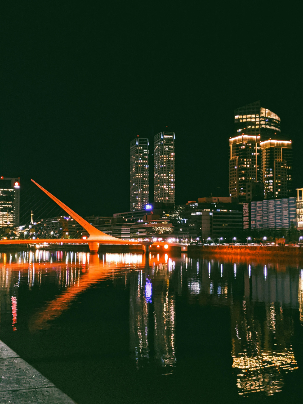 Puerto Madero, otro de los barrios típicos de la Ciudad. Foto: Unsplash