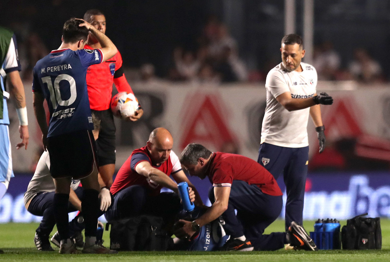 Juan Izquierdo sufrió un cuadro de arritmia en el partido de Nacional y San Pablo. Foto: Reuters.