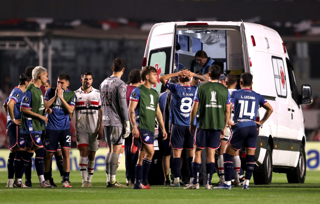 Juan Izquierdo sufrió un cuadro de arritmia en el partido de Nacional y San Pablo. Foto: Reuters.