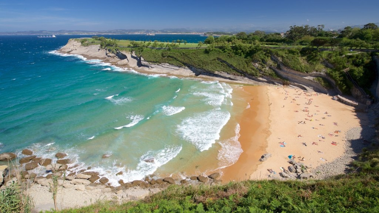 Playa de Santander donde encontraron al argentino fallecido. Fuente: X