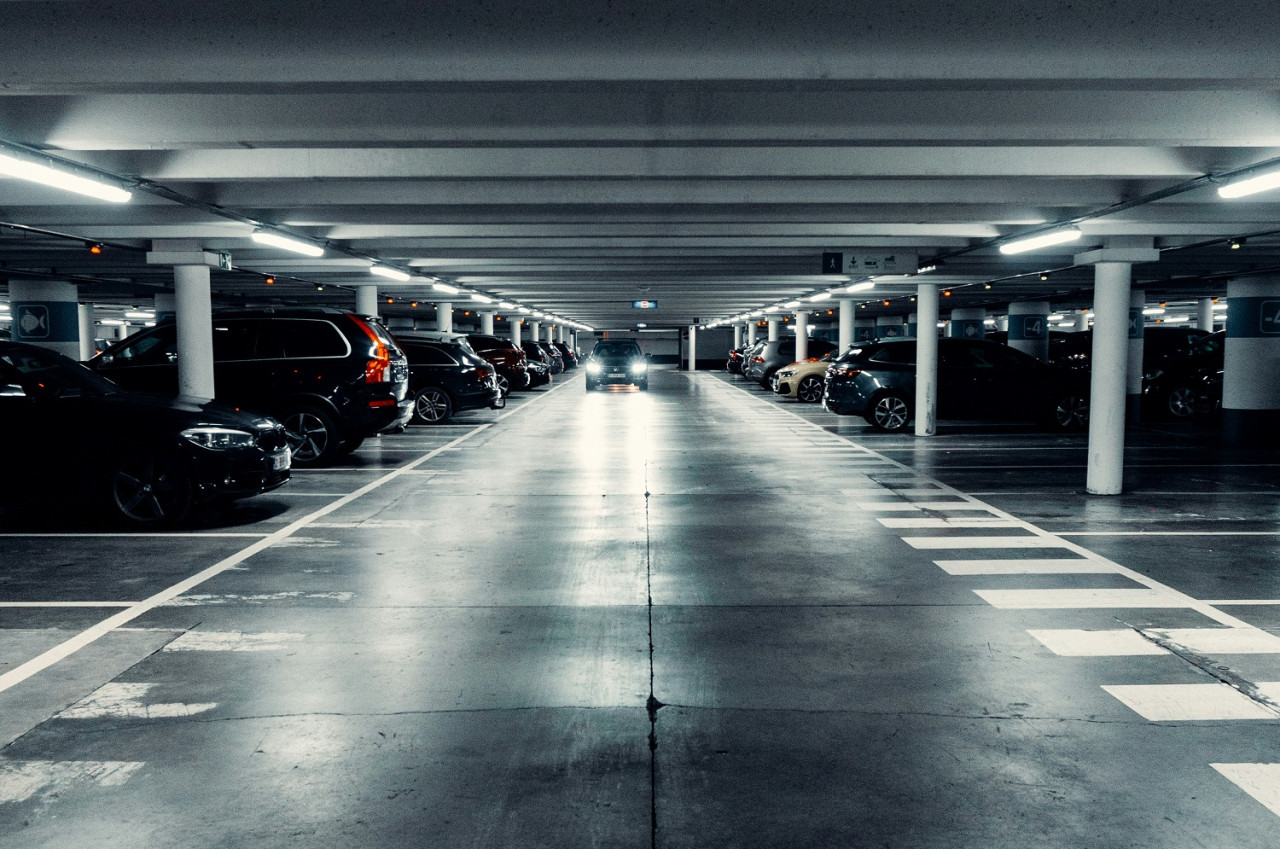 Estacionamiento subterráneo. Foto: Unsplash