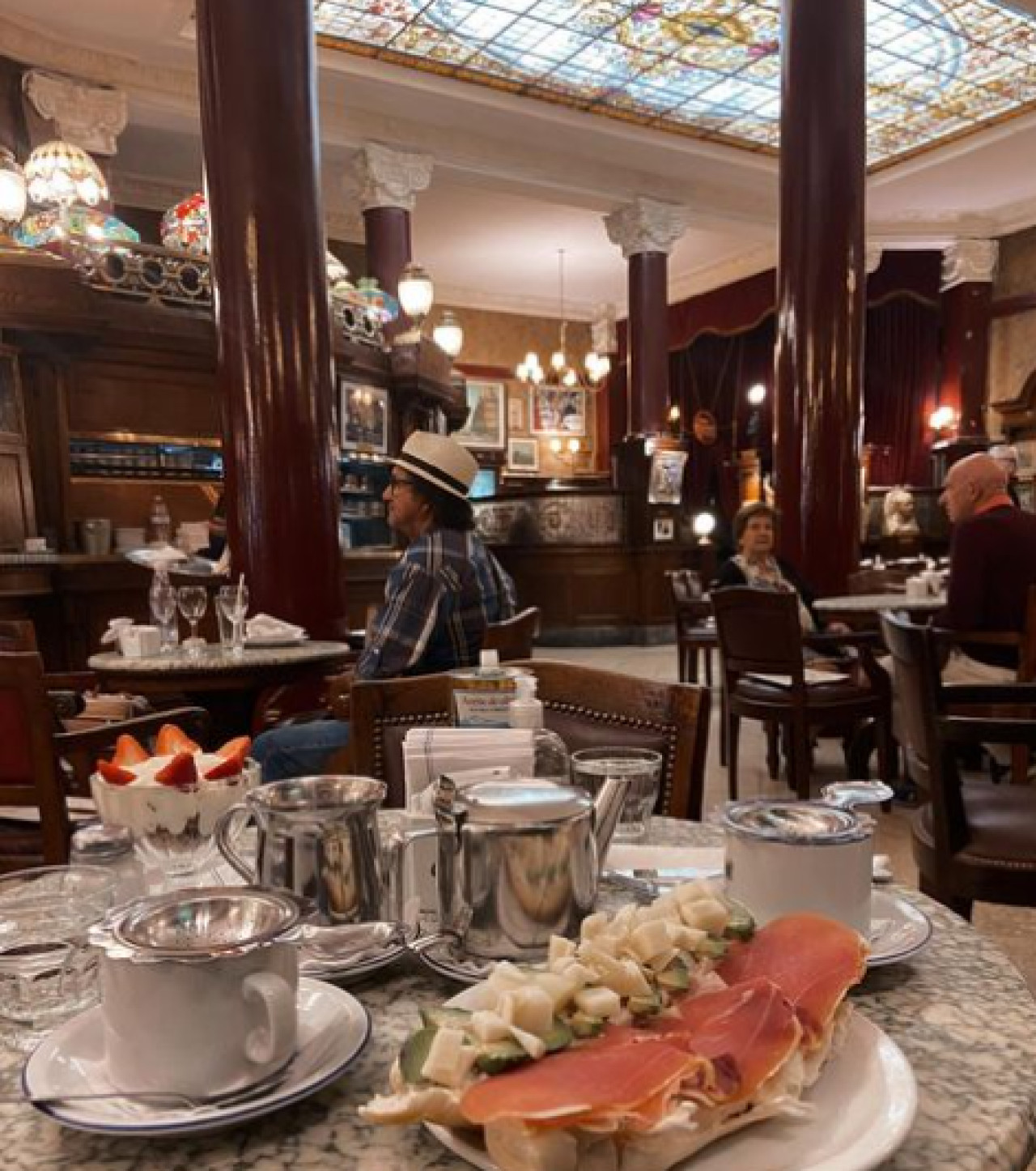 El Café Tortoni, uno de los más célebres de Buenos Aires. Foto: Instagram.