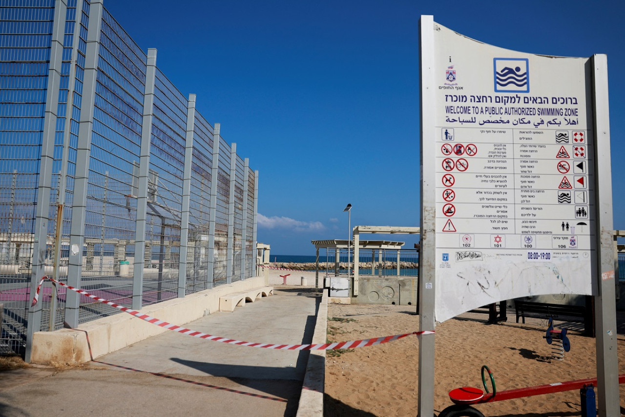 La playa de Haifa fue cerrada tras el bombardeo de Hezbollah a Israel. Foto: Reuters.