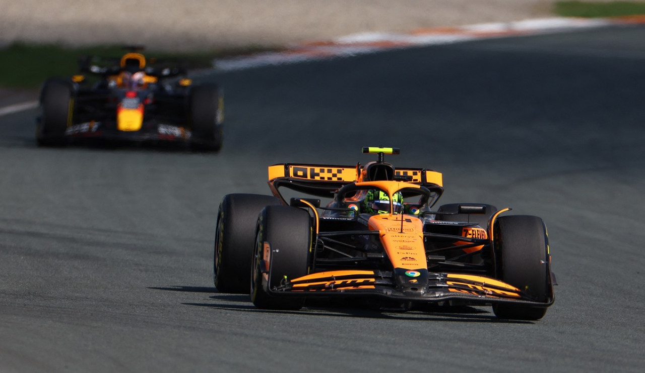 Lando Norris seguido de cerca por Max Verstappen. Foto: Reuters.