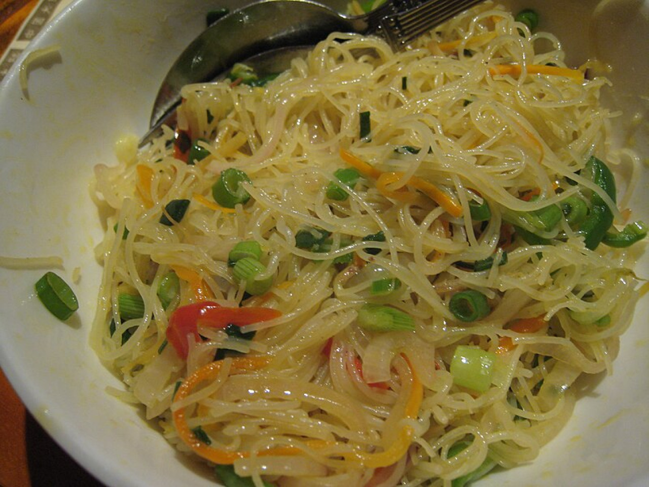 Fideos al estilo Singapur. Foto: Wikipedia.