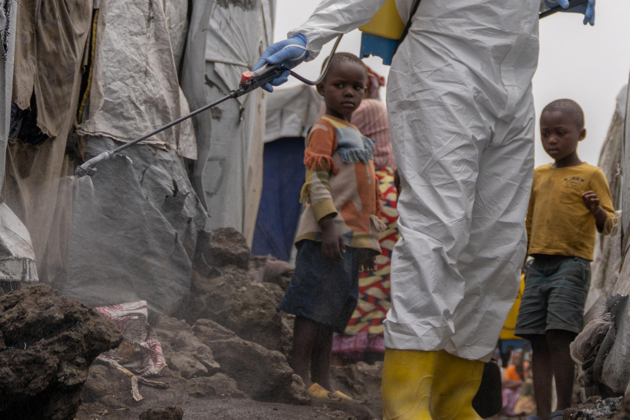 Desinfección en el Congo para prevenir la viruela del mono y mpox. Foto: EFE.