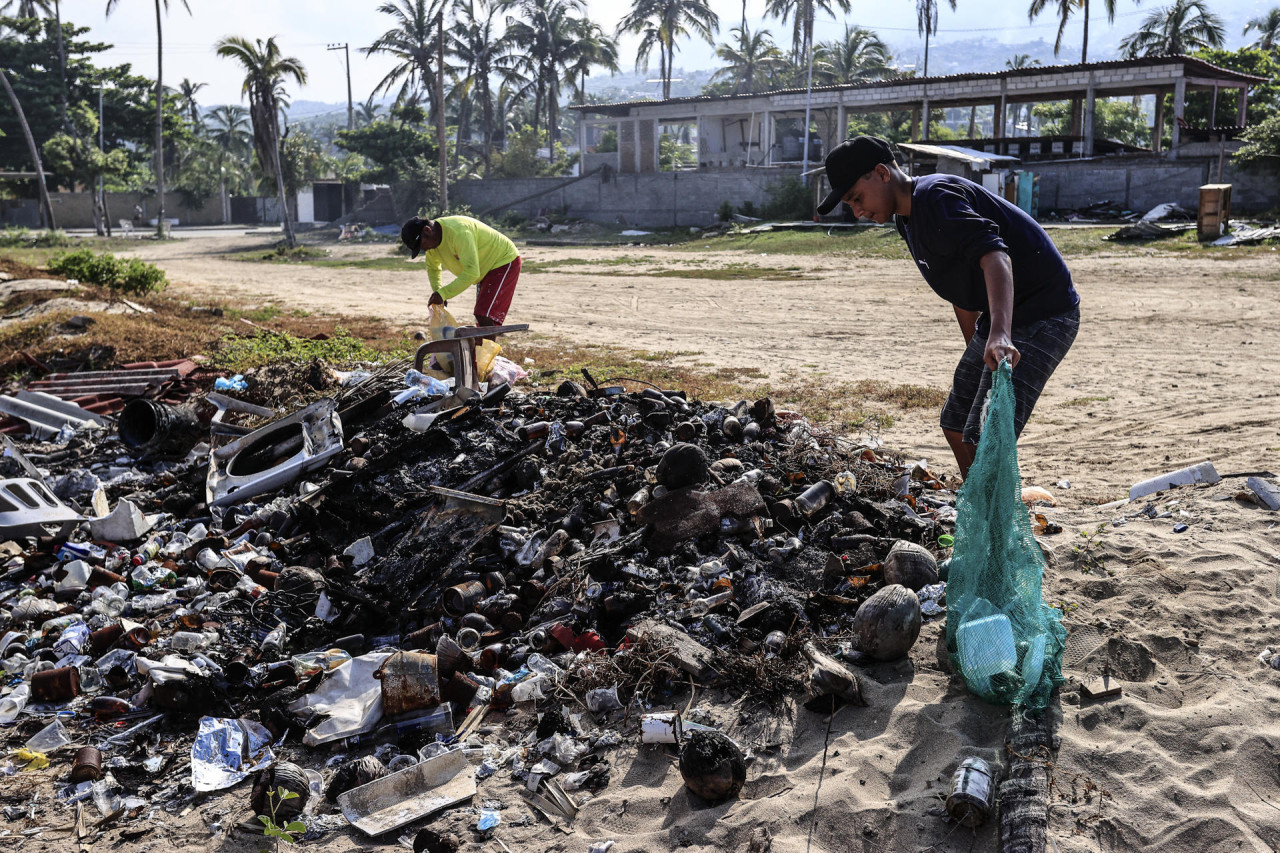 Concurso en México para recolectar basura de las playas. Foto: EFE.