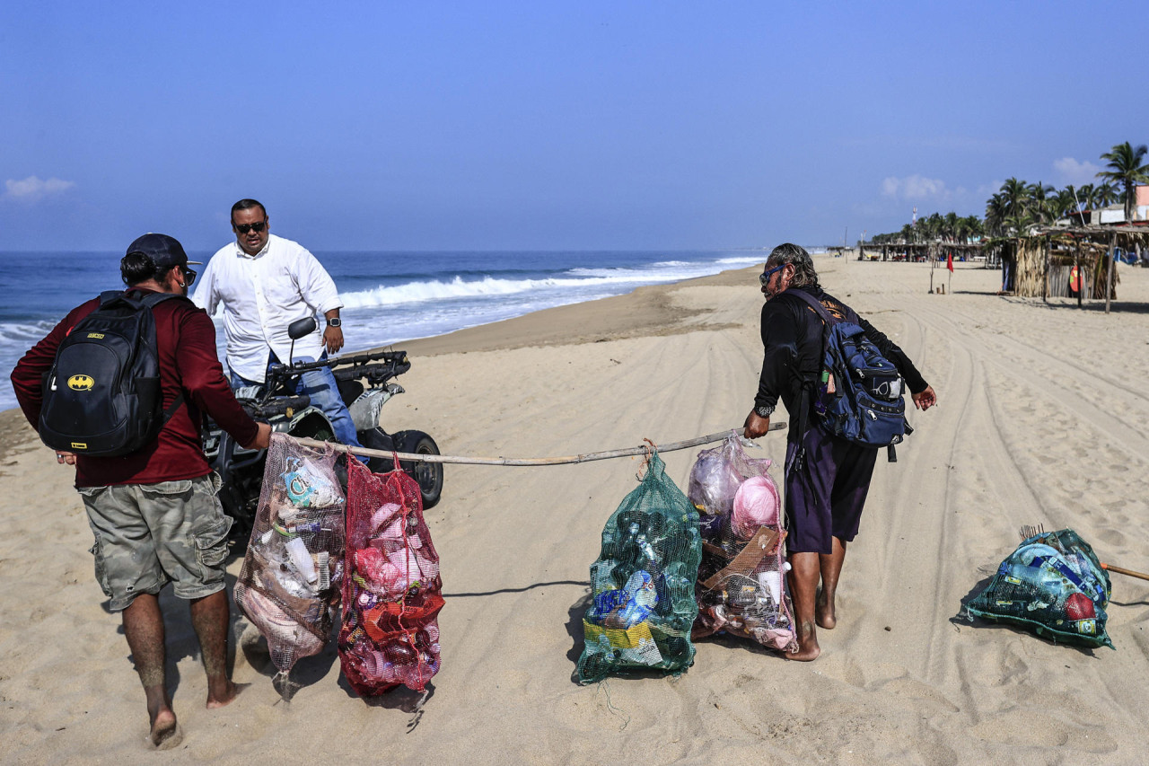 Concurso en México para recolectar basura de las playas. Foto: EFE.