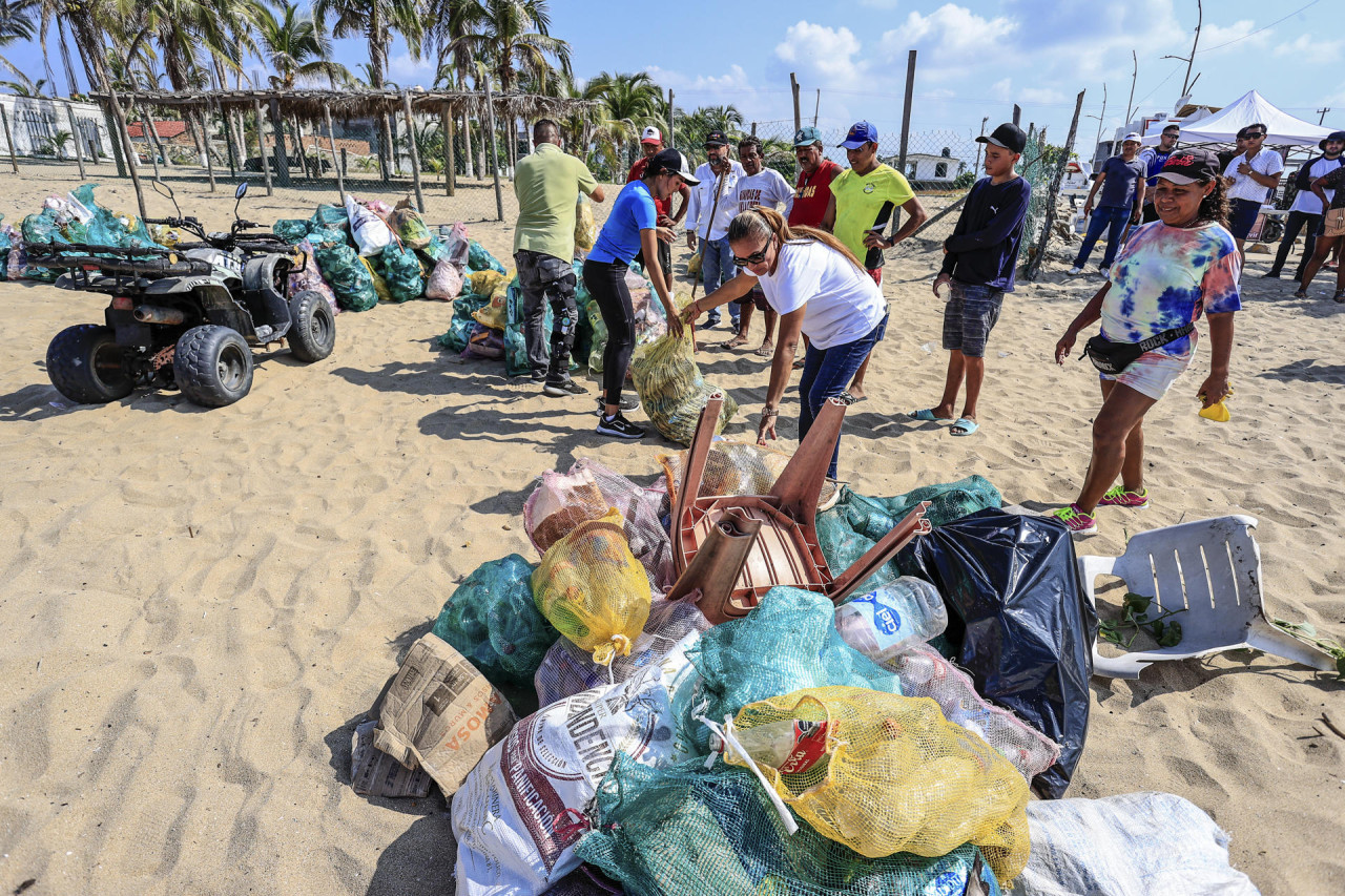 Concurso en México para recolectar basura de las playas. Foto: EFE.