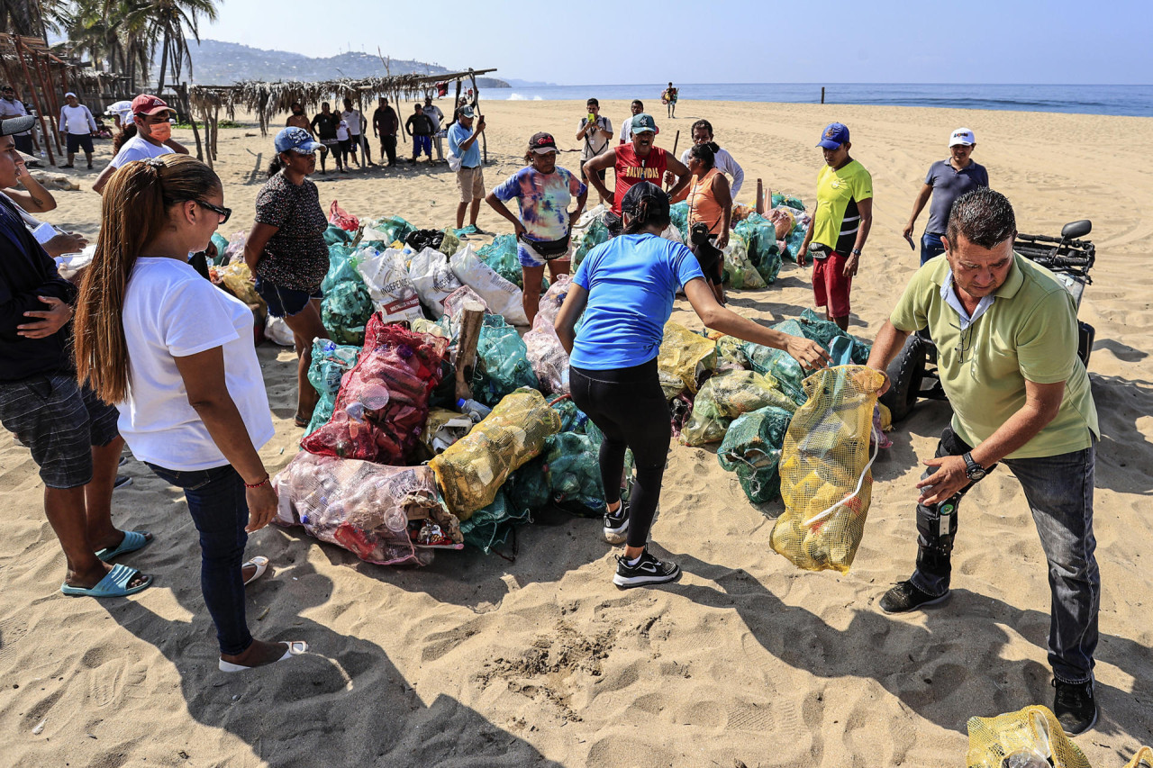 Concurso en México para recolectar basura de las playas. Foto: EFE.