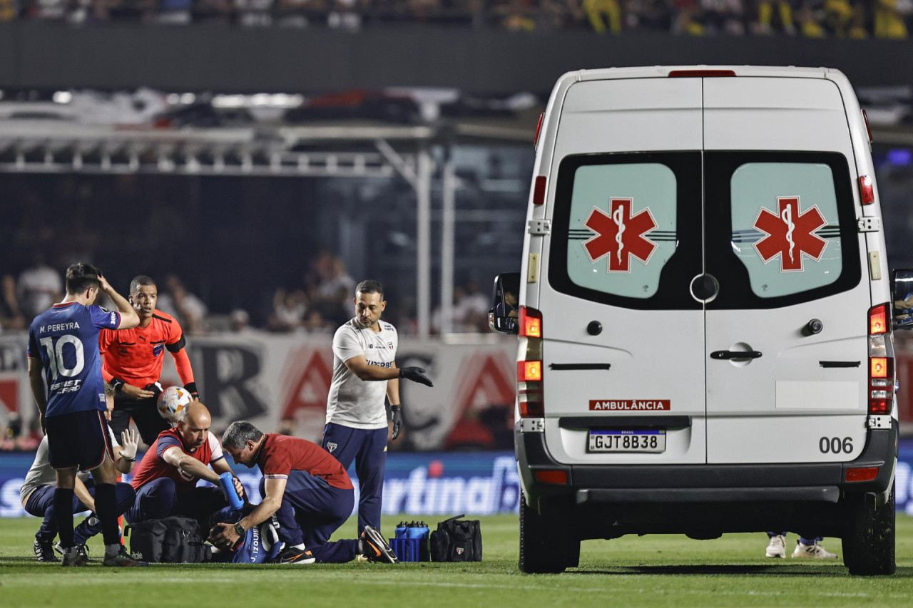 Juan Izquierdo sufrió un cuadro cardíaco en el partido de Nacional y San Pablo. Foto: EFE.