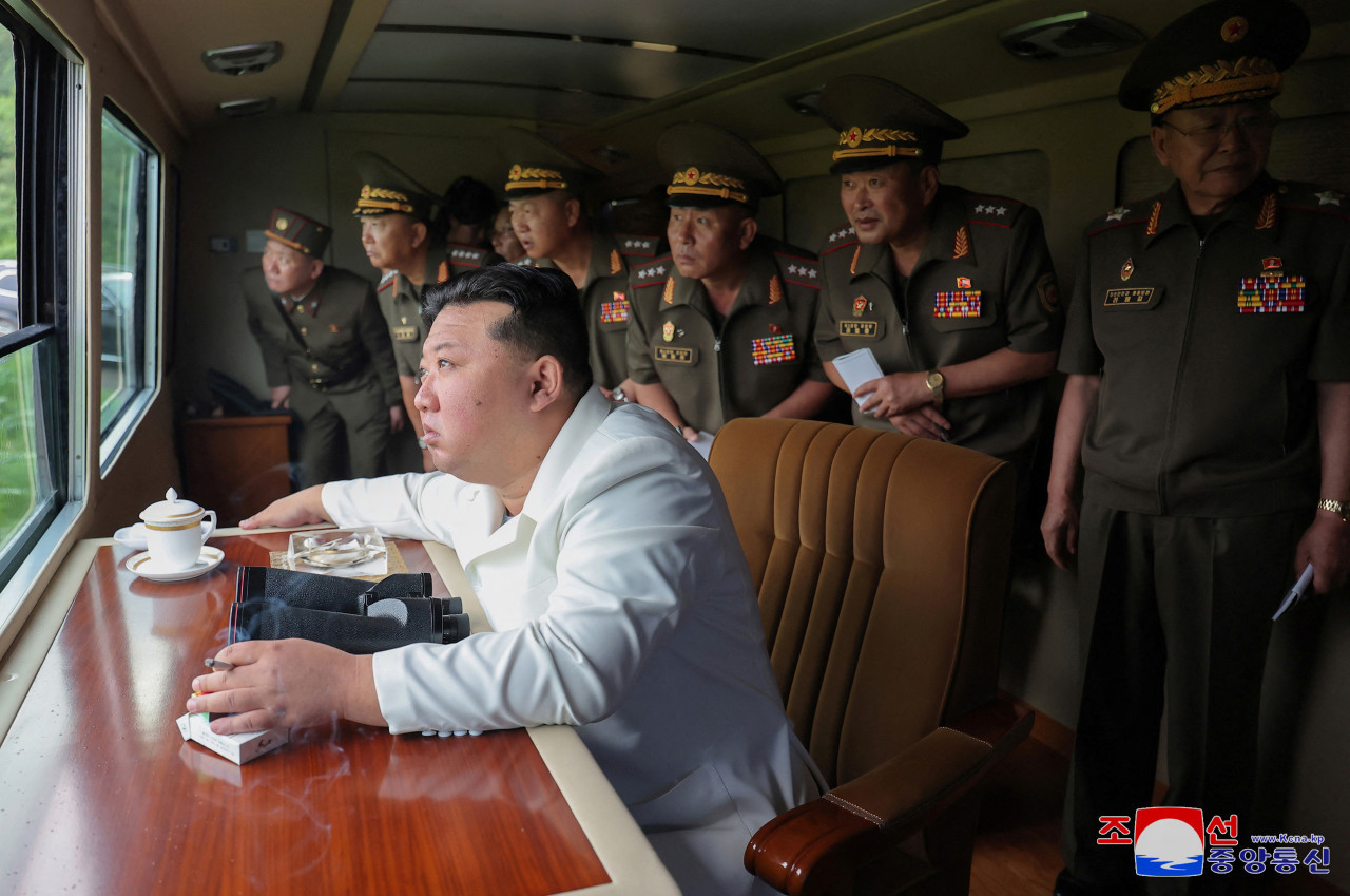 Kim Jong Un supervisó un test de lanzacohetes en Corea del Norte. Foto: Reuters.