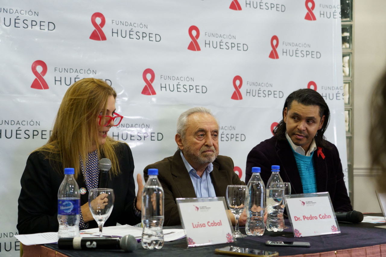 Pedro Cahn y Luisa Cabal en la presentación del informe. Fuente: Fundación Huésped.