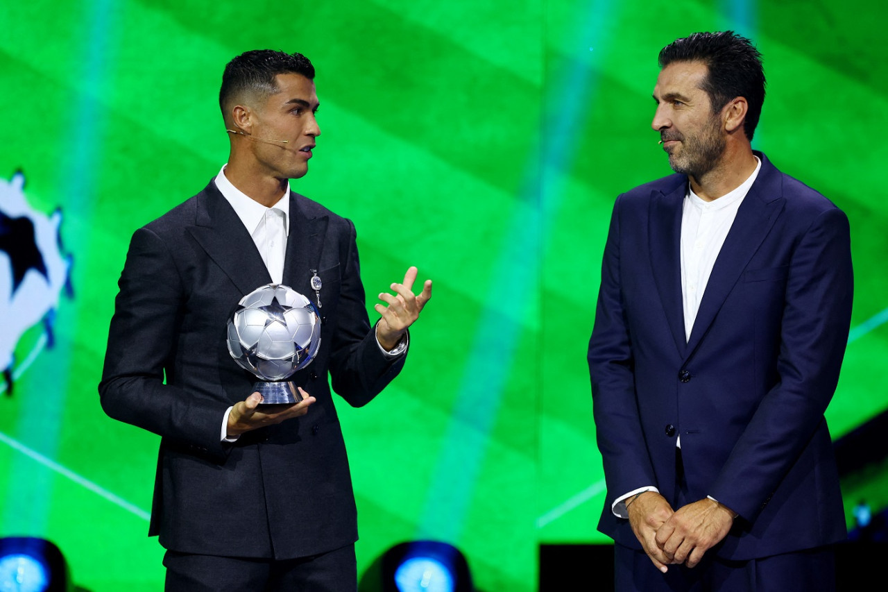 Cristiano Ronaldo y Gianluigi Buffon en el sorteo de la Champions League. Foto: Reuters