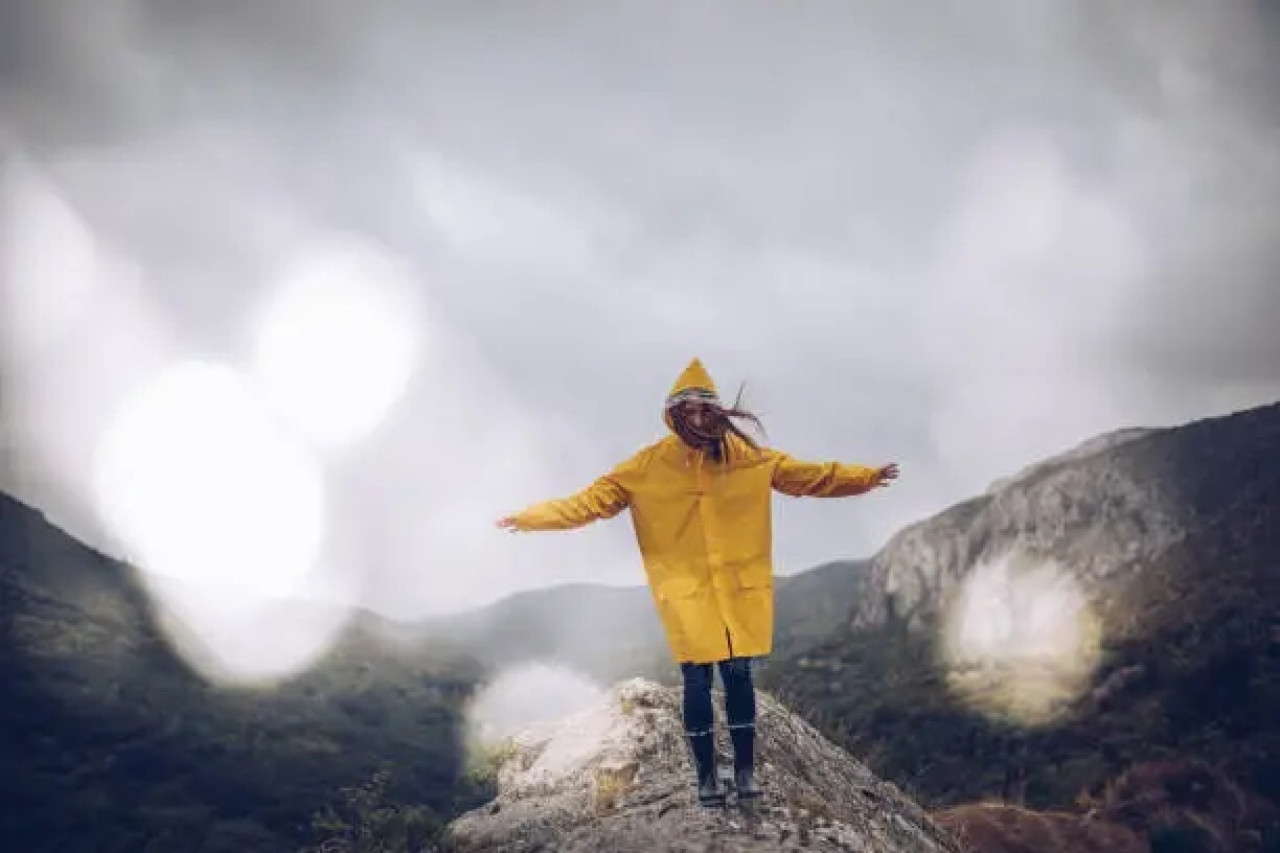 Caminar bajo la lluvia renueva la energia. Fuente: Unsplash