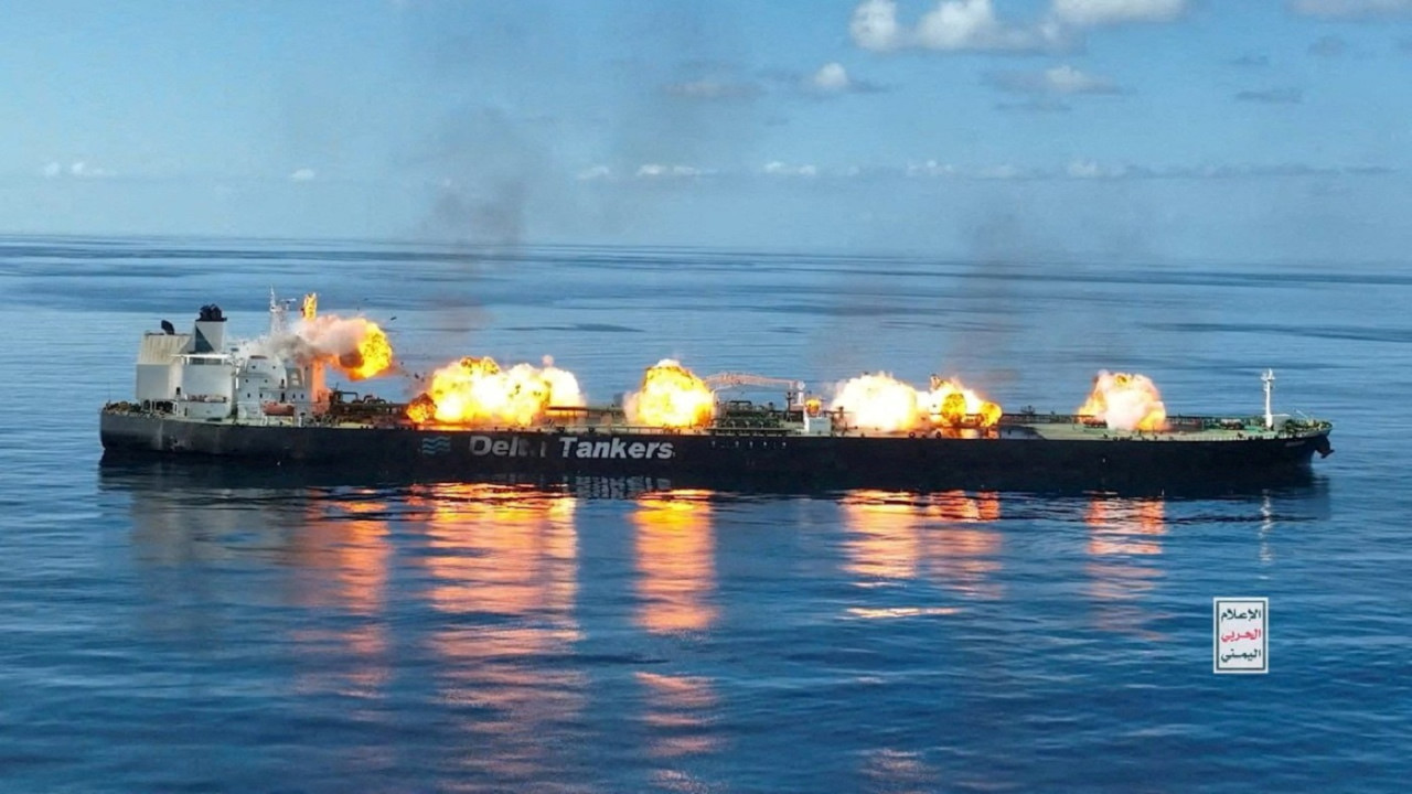 Ataque de los hutíes contra un barco petrolero en el mar Rojo. Foto: Reuters