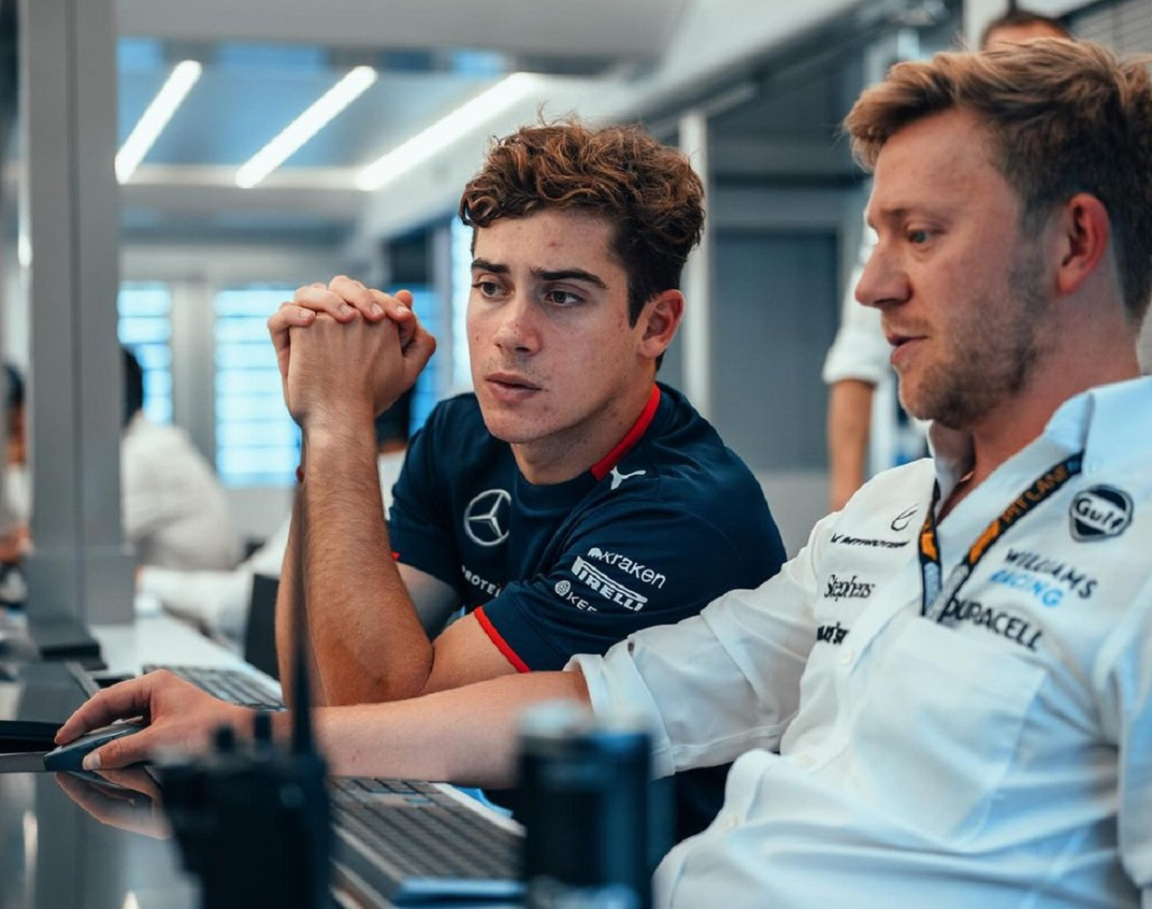 Franco Colapinto ultima detalles con su equipo en su debut de la F1. Foto: Instagram @williamsracing