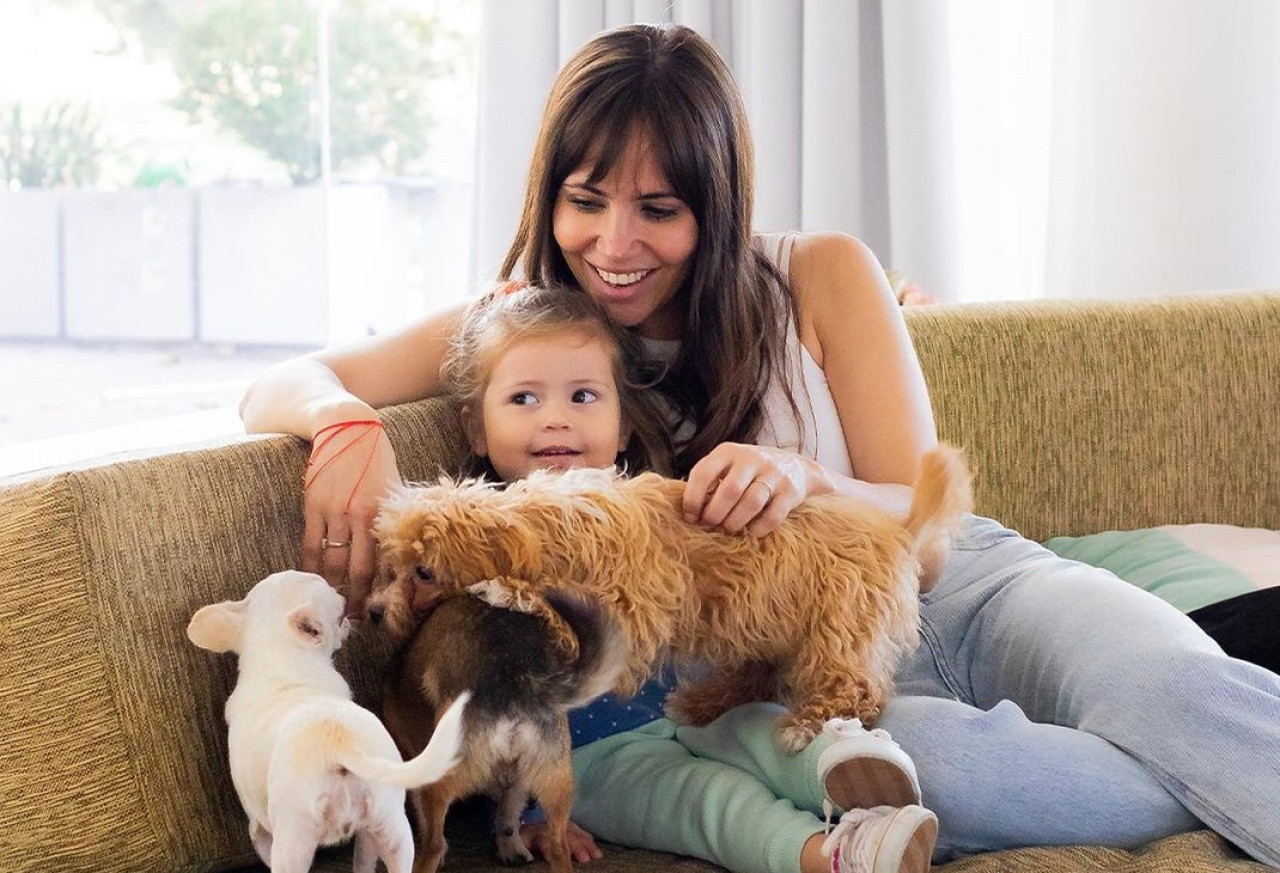 Romina Uhrig junto a una de sus hijas y mascotas. Foto: Instagram @romina_uhrig.