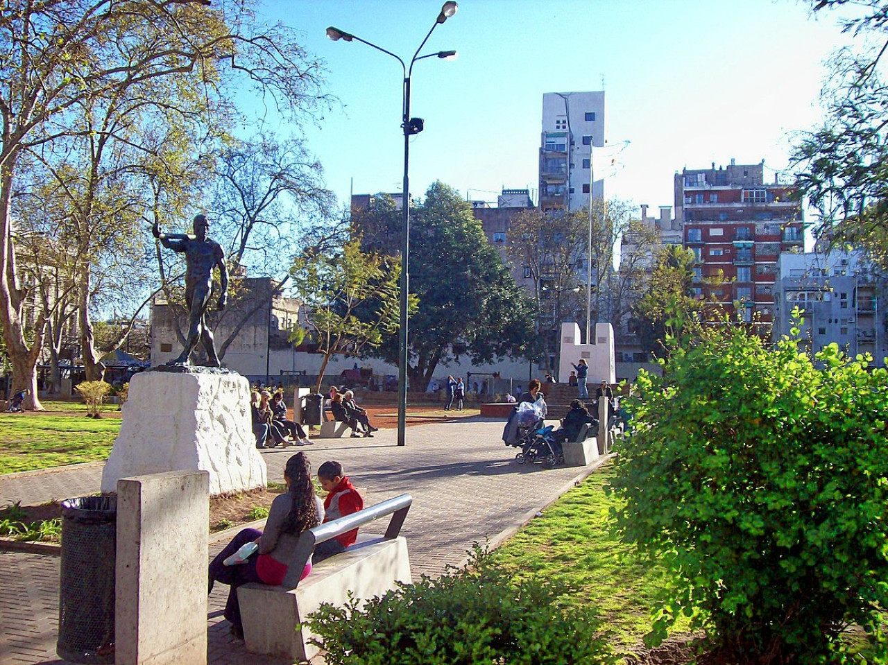 Plaza Primero de Mayo, ubicada en Balvanera