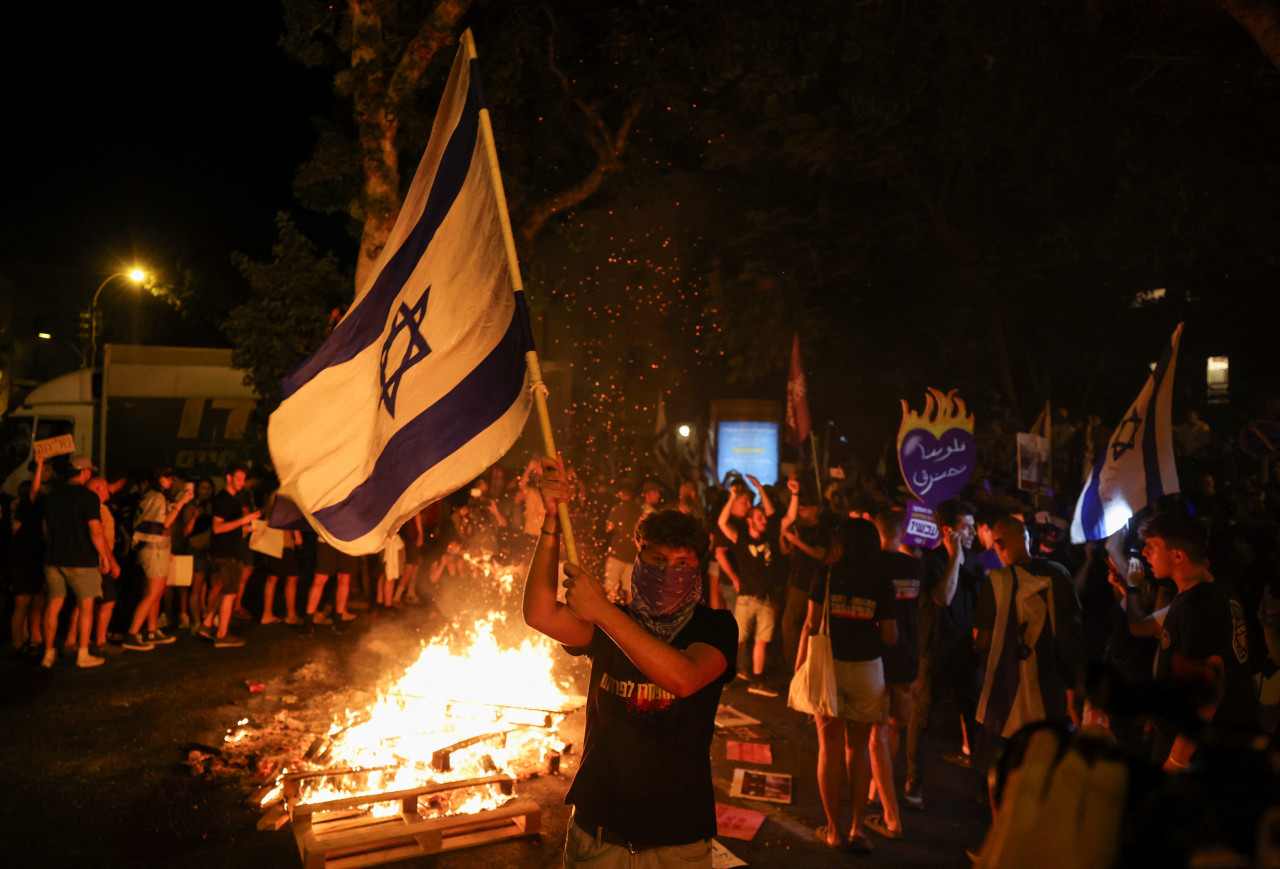 Israel, entre protestas y decepción por la suspensión del envío de armas. Foto: Reuters.