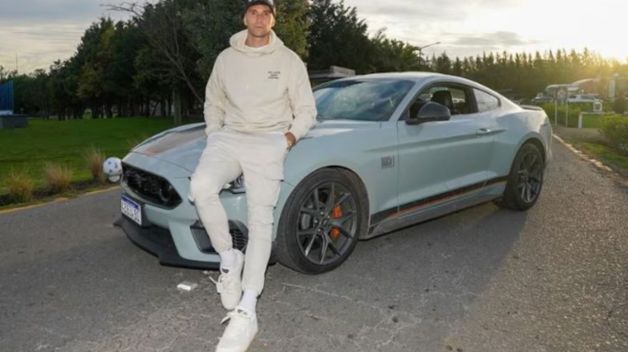 El "Dibu" Martínez, junto a su Mustang Mach 1. Foto: Instagram/emi_martinez