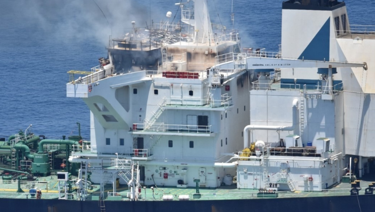 Buque griego cargado de petróleo atacado por hutíes en el Mar Rojo. Foto: X/@EUNAVFORASPIDES.